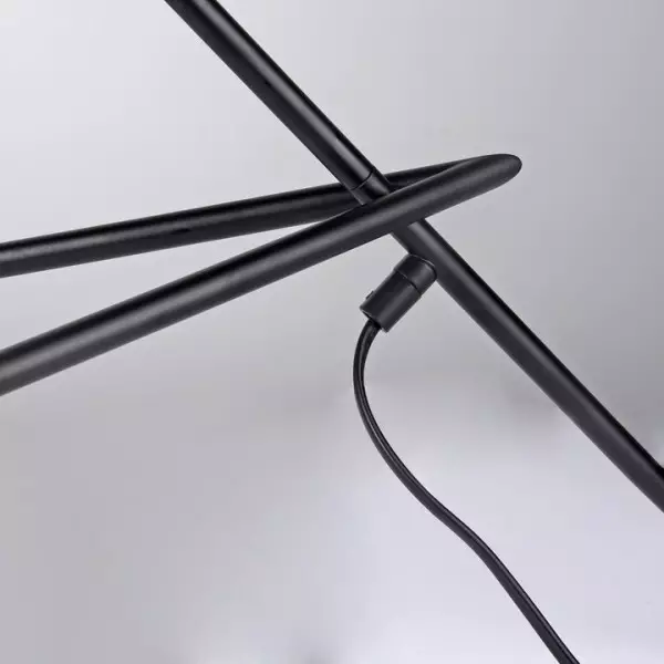 Czarna lampa biurkowa na statywie S172