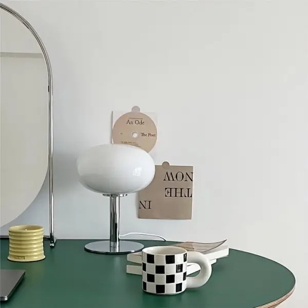 Minimalistyczna szklana lampa stołowa Bauhaus S20