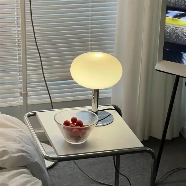 Minimalistyczna szklana lampa stołowa Bauhaus S20