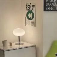 Minimalistyczna szklana lampa stołowa Bauhaus S20