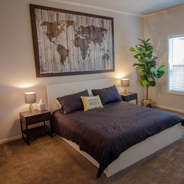 Wood Tripod Bedside Table Lamp With Grey Linen Lampshade S70