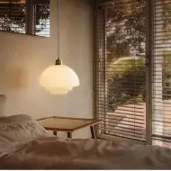 Mid-Century Art -maitovalkoinen lasinen riippuvalaisin S81