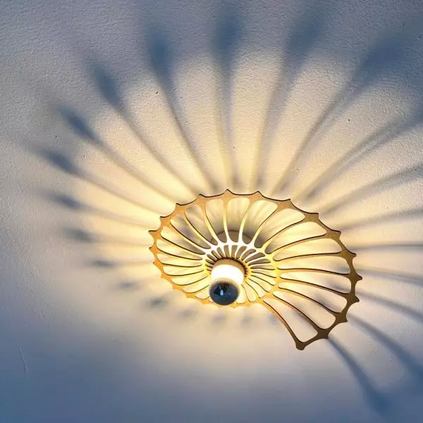 LED-Wandleuchte mit Schattenwurf aus Holz S87