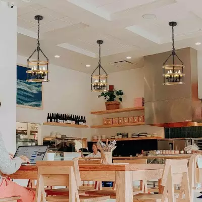 Pendelleuchte S110 im Landhausstil aus Metall mit Wagenrad