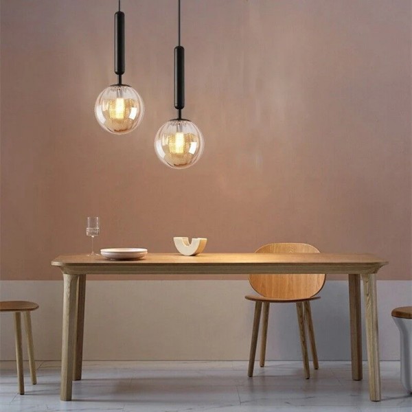 Pohjoismainen lasimaalauspalloriippuvalaisin S117