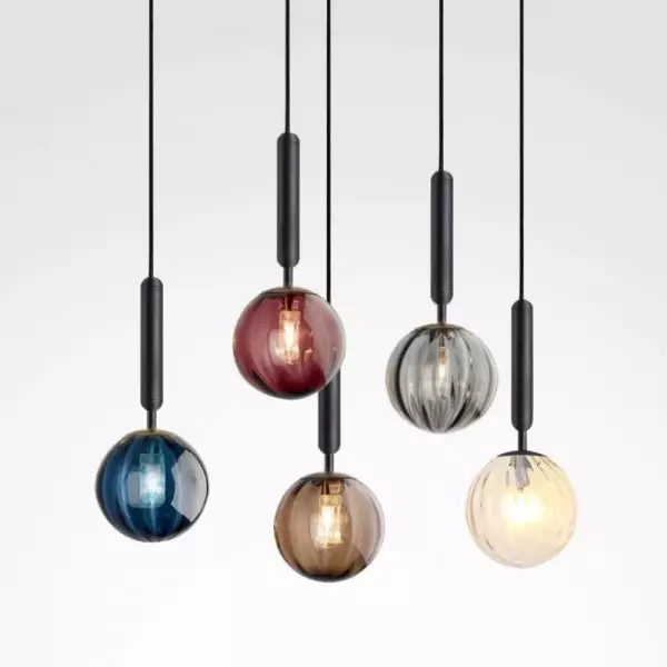 Pohjoismainen lasimaalauspalloriippuvalaisin S117
