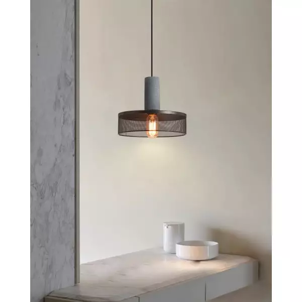 Pendellampe i sementnett M81