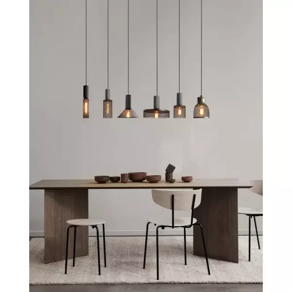 Pendellampe i sementnett M81