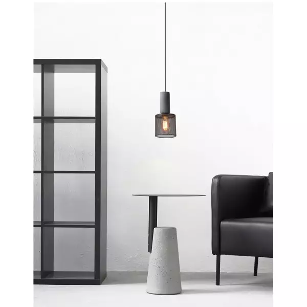 Pendellampe i sementnett M81