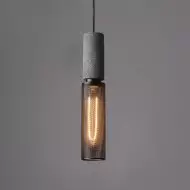 Pendellampe i sementnett M81