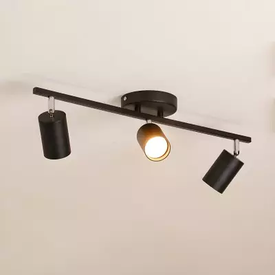 Rivi monipäisiä metallisia kattovalaisimia M70