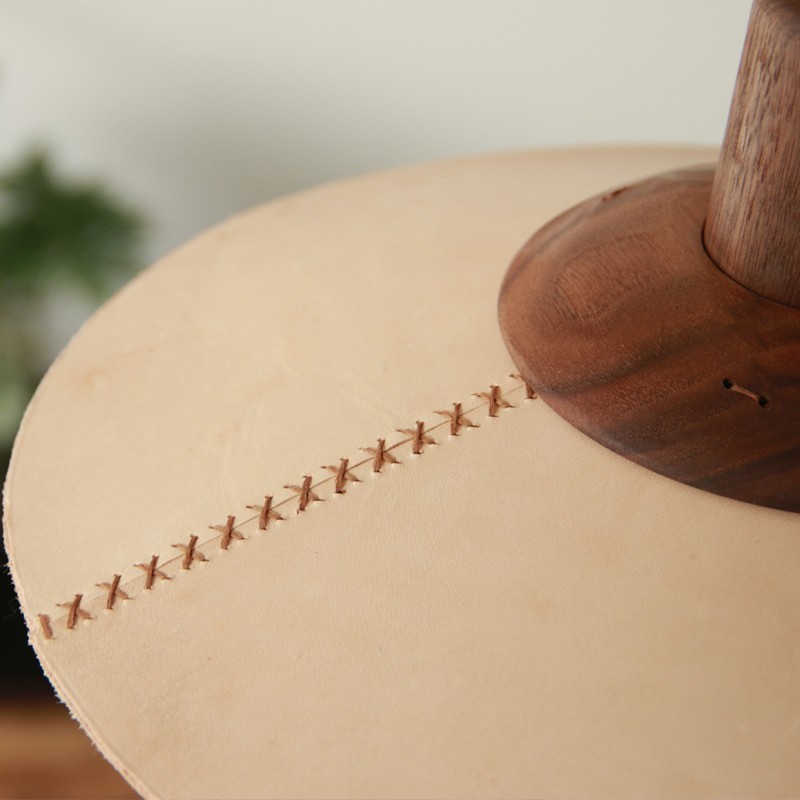 Lámpara colgante de madera y cuero