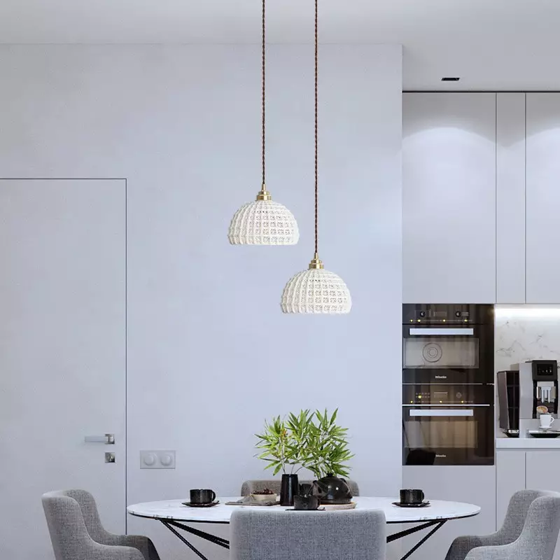 Suspension en céramique avec panier de fleurs