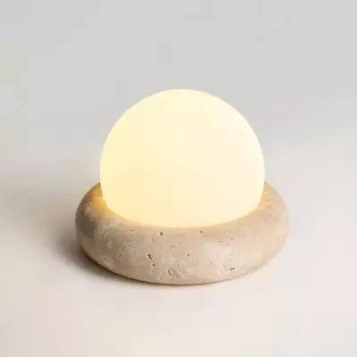 Moderna lampada da tavolo a forma di mini sfera in travertino G40