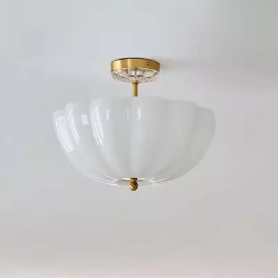 Lampa sufitowa w kształcie kwiatu ze szkła mlecznobiałego P001