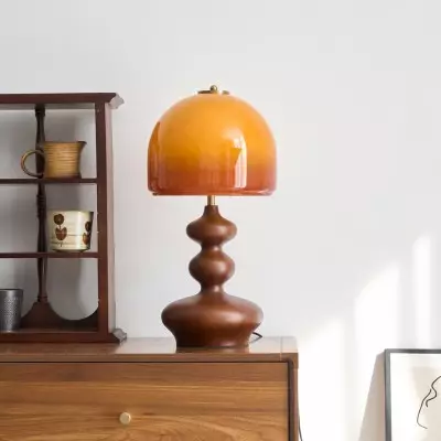 Vintage-meripihkanvärinen lasivarjostin, puinen jalusta, pöytävalaisin P077