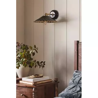 Applique da parete moderna Auriglow – Lampada in ottone perforato per camera da letto o corridoio T027