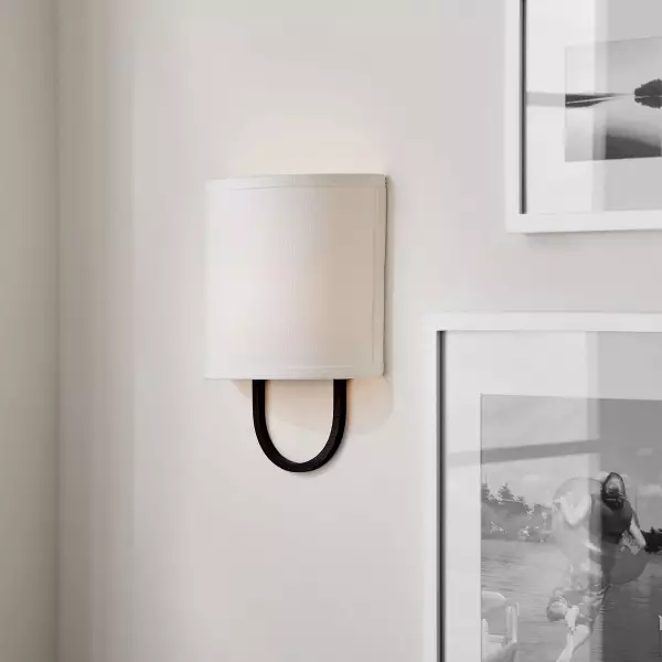 Elegancka lampa ścienna Nolvara z miękkim kloszem i metalowym ramieniem T082