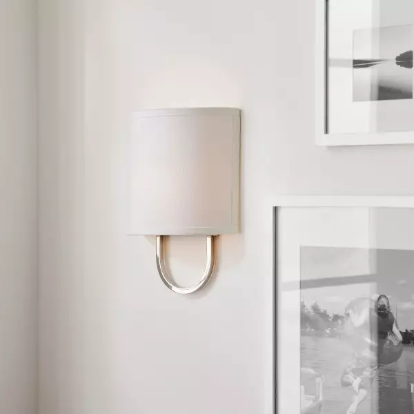 Elegancka lampa ścienna Nolvara z miękkim kloszem i metalowym ramieniem T082