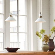 Lampa wisząca Calvor Porcelain – klosz w kolorze kości słoniowej z akcentami w kolorze brązu szampańskiego