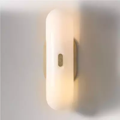 Ferosa Elegant Bådformet Væglampe – Messingfinish med Mælkeglas Lineært Design T080