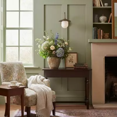 Aplique de pared arqueado de latón y metal Curva: elegante lámpara de metal para interiores modernos T411