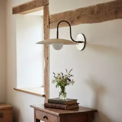 Kinkiet Curva Metal Modern – antyczne mosiężne ramię z kremowym kloszem T409