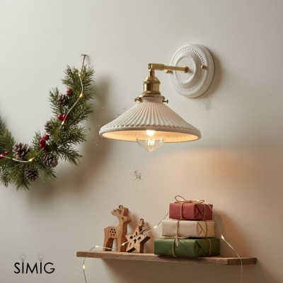 Vintage vägglampa i keramik och mässing – Elegant belysning för sovrum och hallar T265