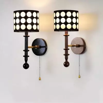Traditionell fransk vit prickig tyg cylinderskärm askträ vägglampa med 1 ljus för sovrum