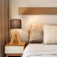 Minimalistisk bordlampe i træ