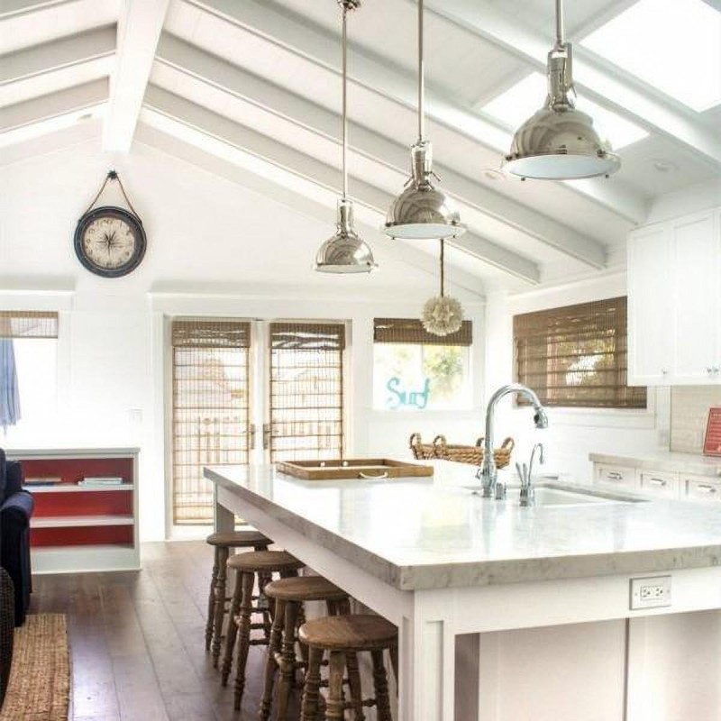 Hängelampe aus Metall im Industrie-Landhausstil