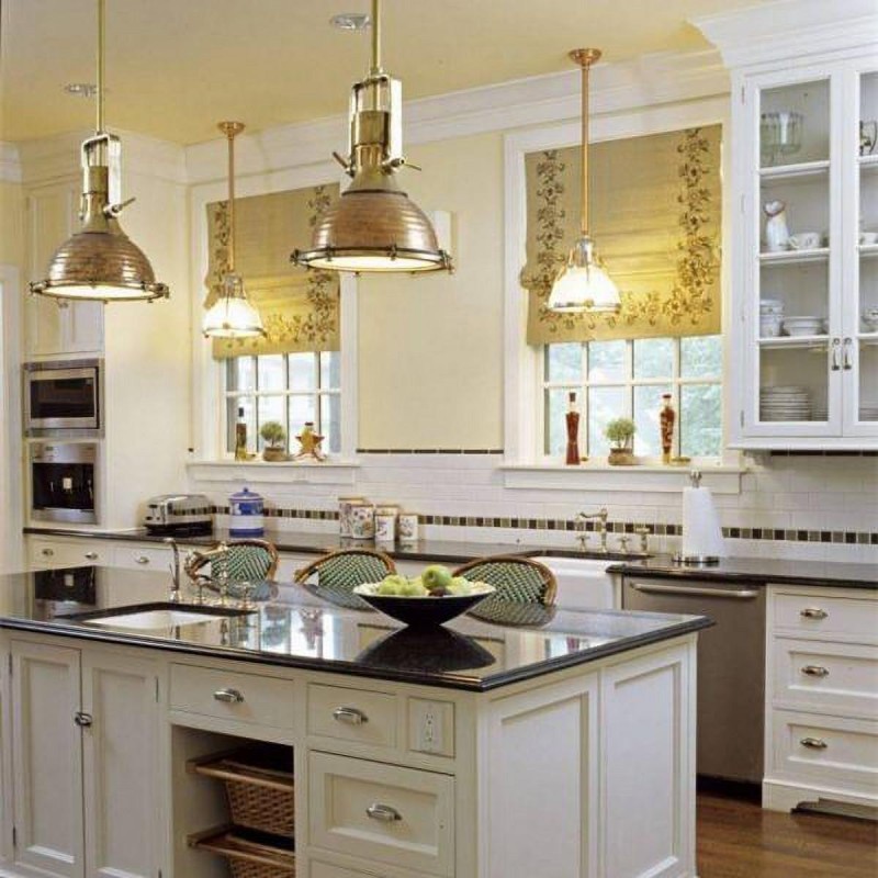 Hängelampe aus Metall im Industrie-Landhausstil