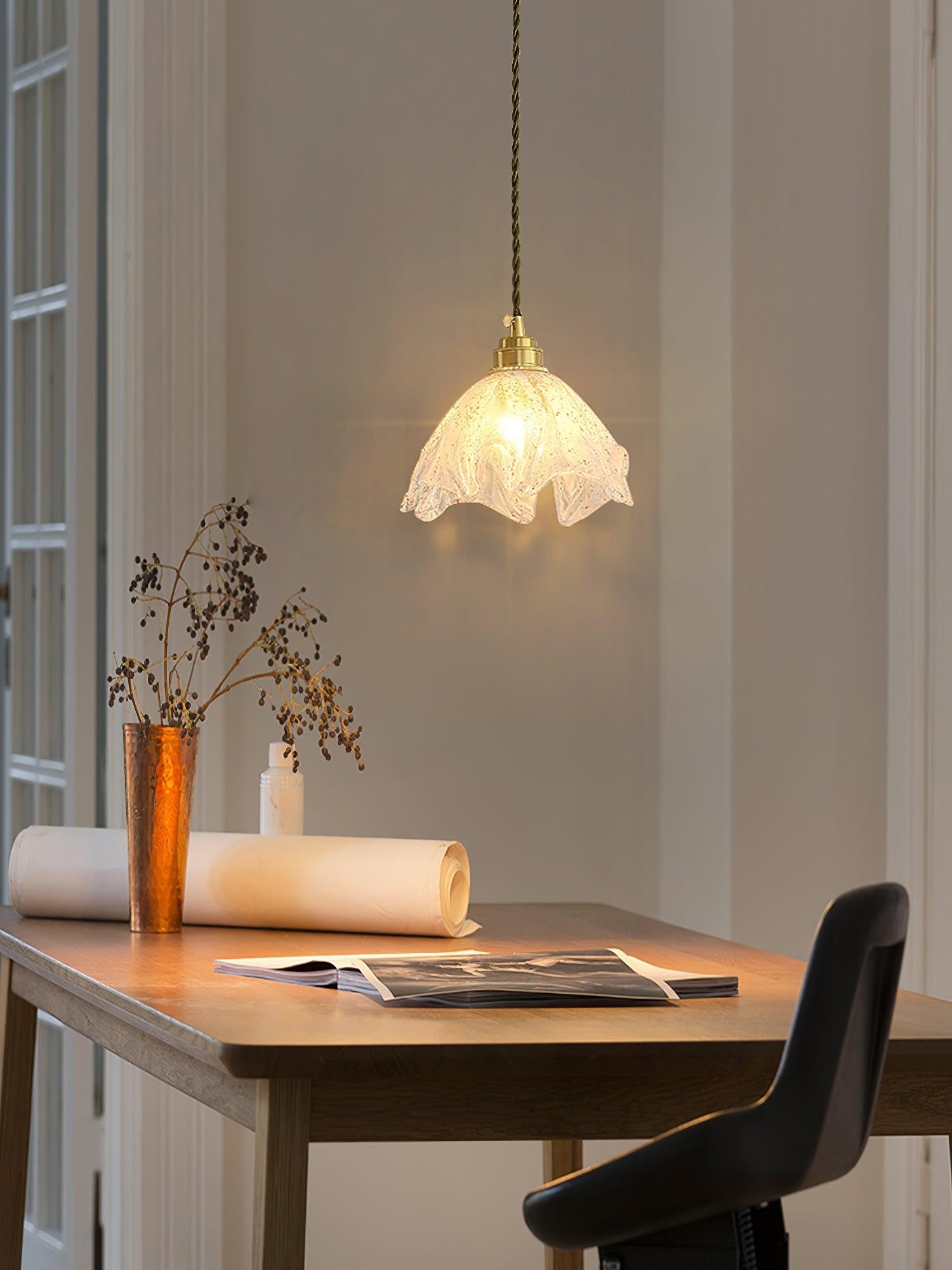 Lampa wisząca montowana nad biurkiem