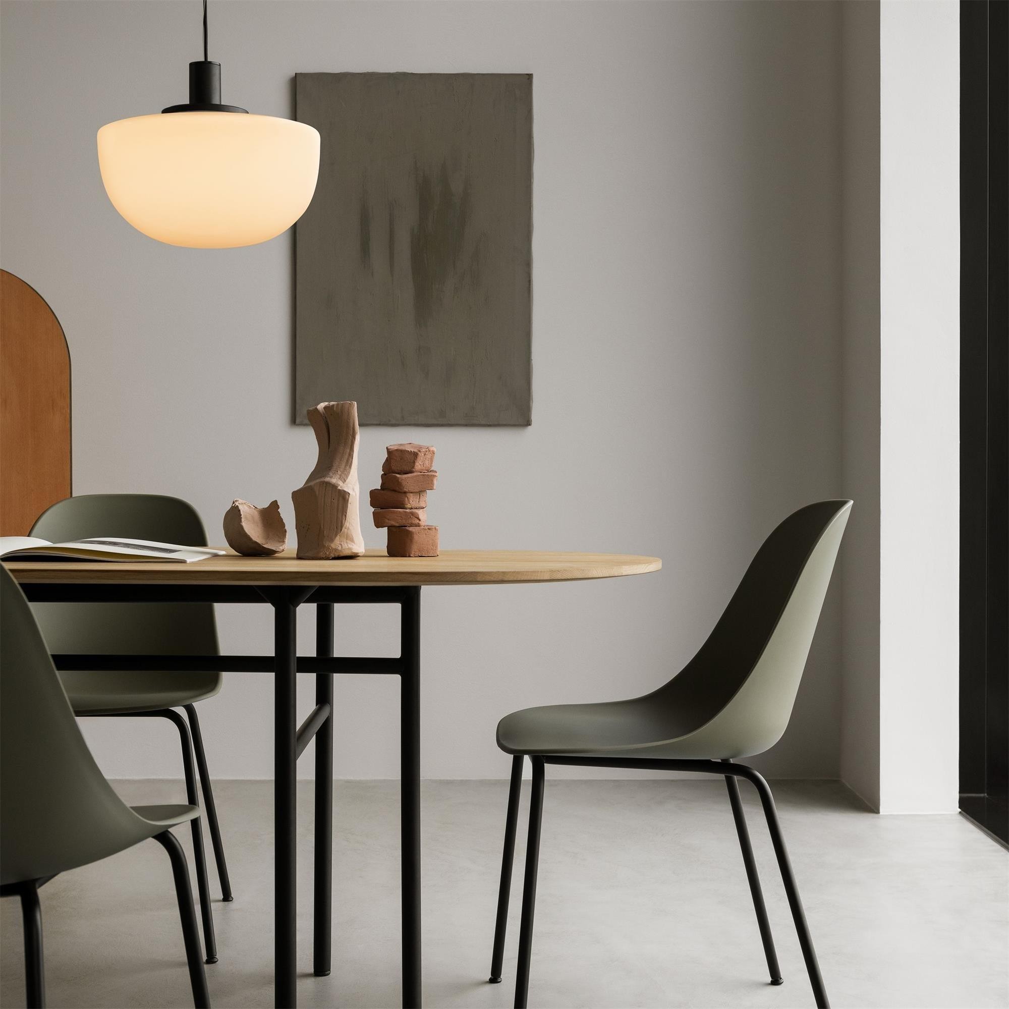 Pendellampe montert over et spisebord