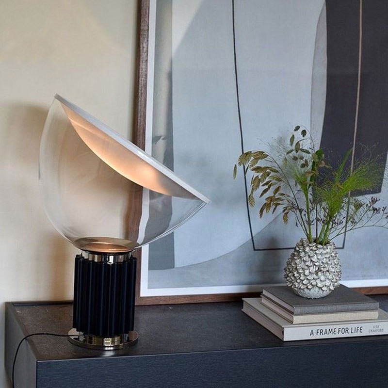 Lampa zapalona na blacie w stylowym wnętrzu