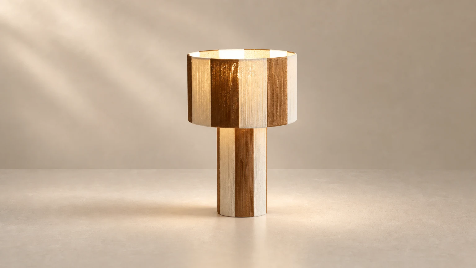 Lampa stołowa Strivelle D406 w ciepłym wnętrzu