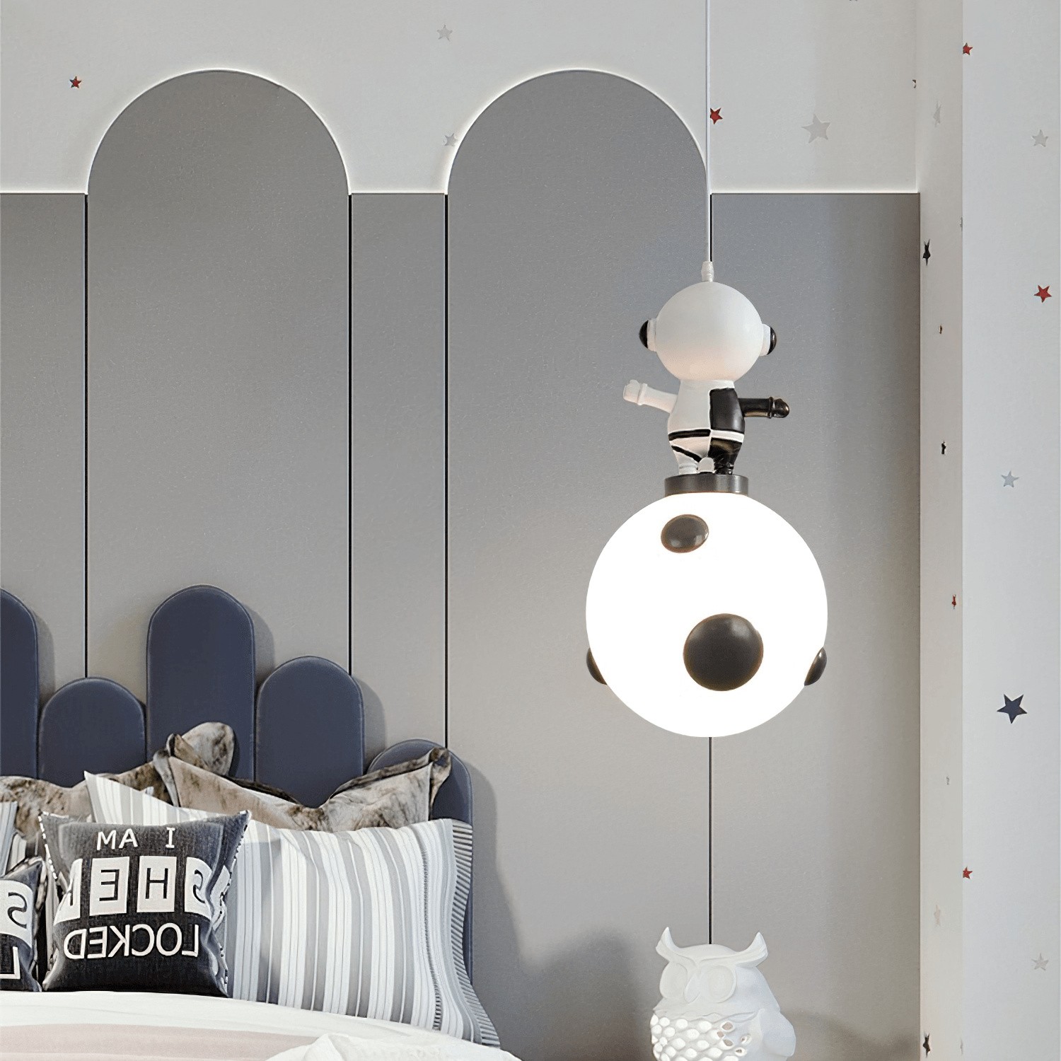 Lampa wisząca Panda zainstalowana obok łóżka
