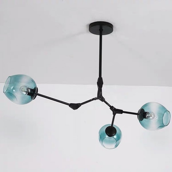 Installert blå globusformet lysekrone-scene