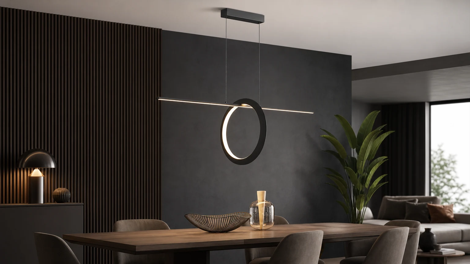 Minimalistyczna lampa wisząca o geometrycznych liniach zainstalowana nad stołem w jadalni