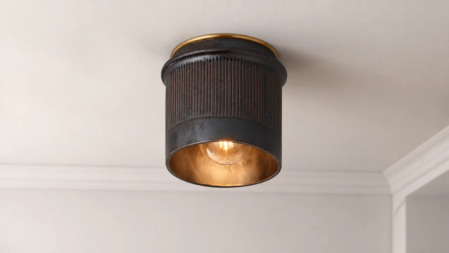 Vintage czarna, metalowa, przemysłowa lampa sufitowa do montażu podtynkowego w pomieszczeniu