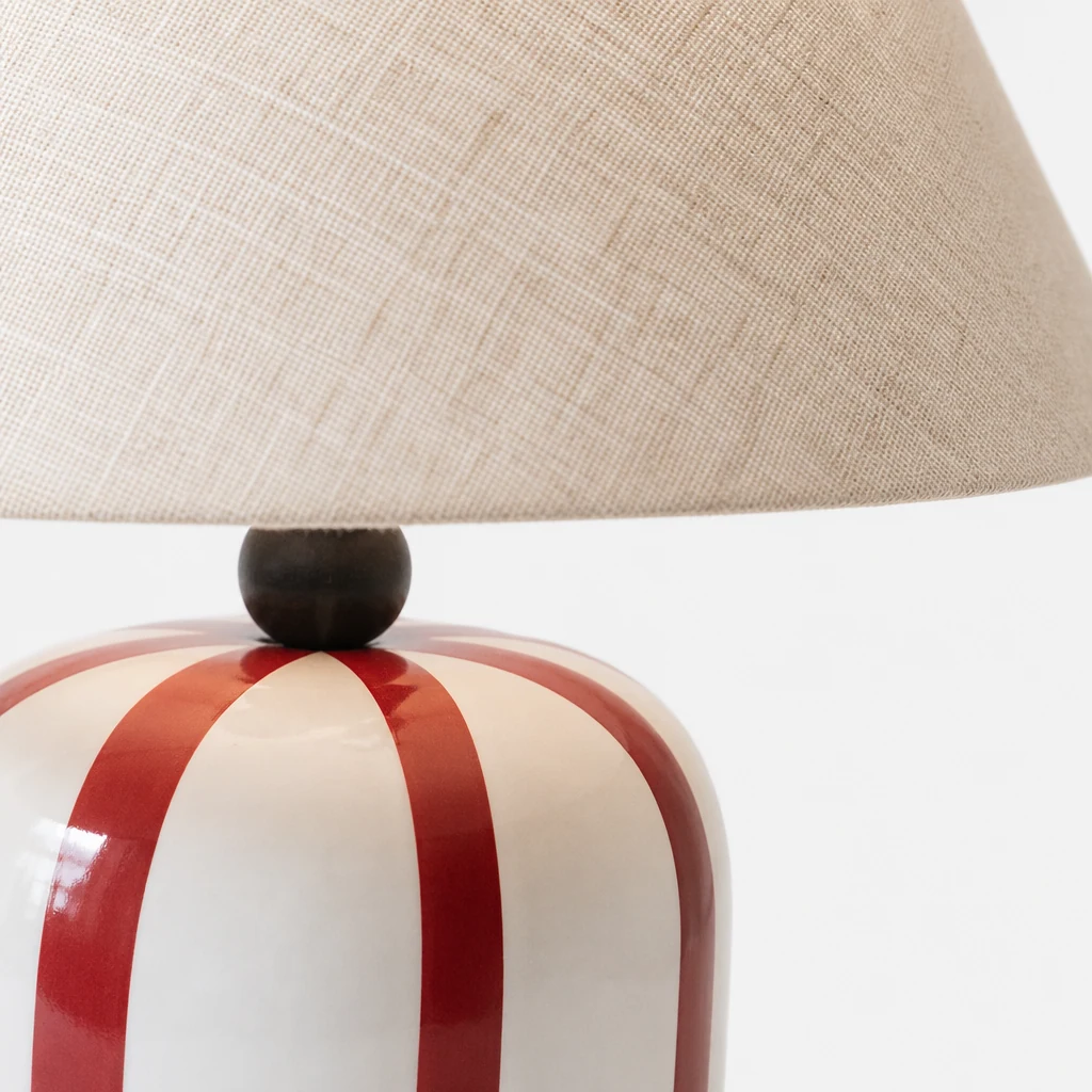 Zbliżenie na lampę stołową Lollipop Bliss z wykończeniem w paski ceramiczne
