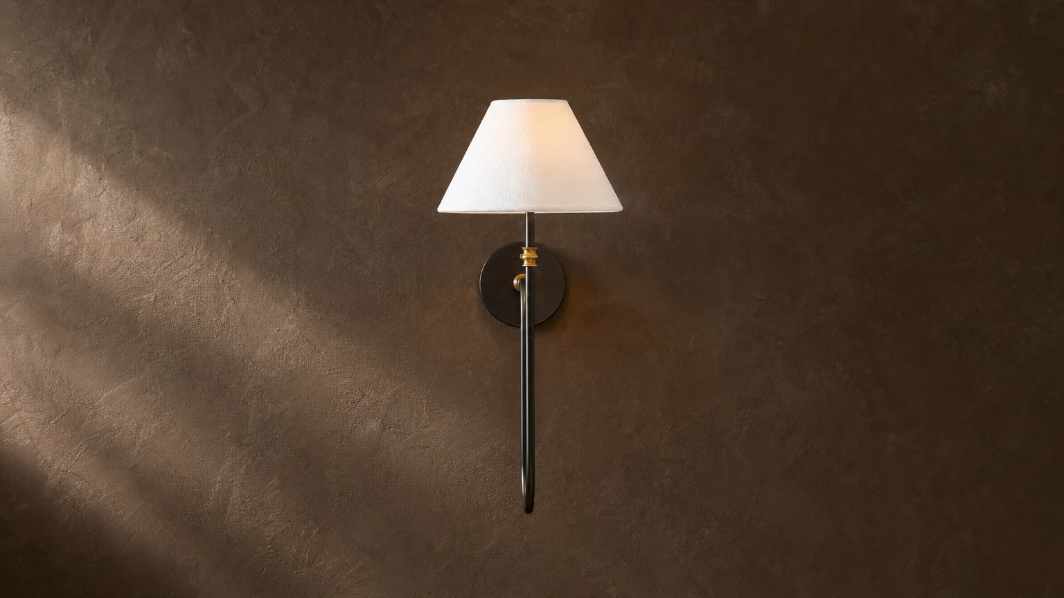 Die Calin Classic Wandleuchte mit weißem Leinenschirm und Metallarm ist an der Wand montiert.