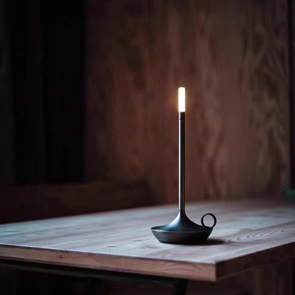 Czarna lampa S183 zapalona na tle ciemnej ściany