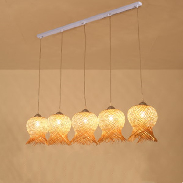 Pięć rattanowych lamp wiszących na szynie