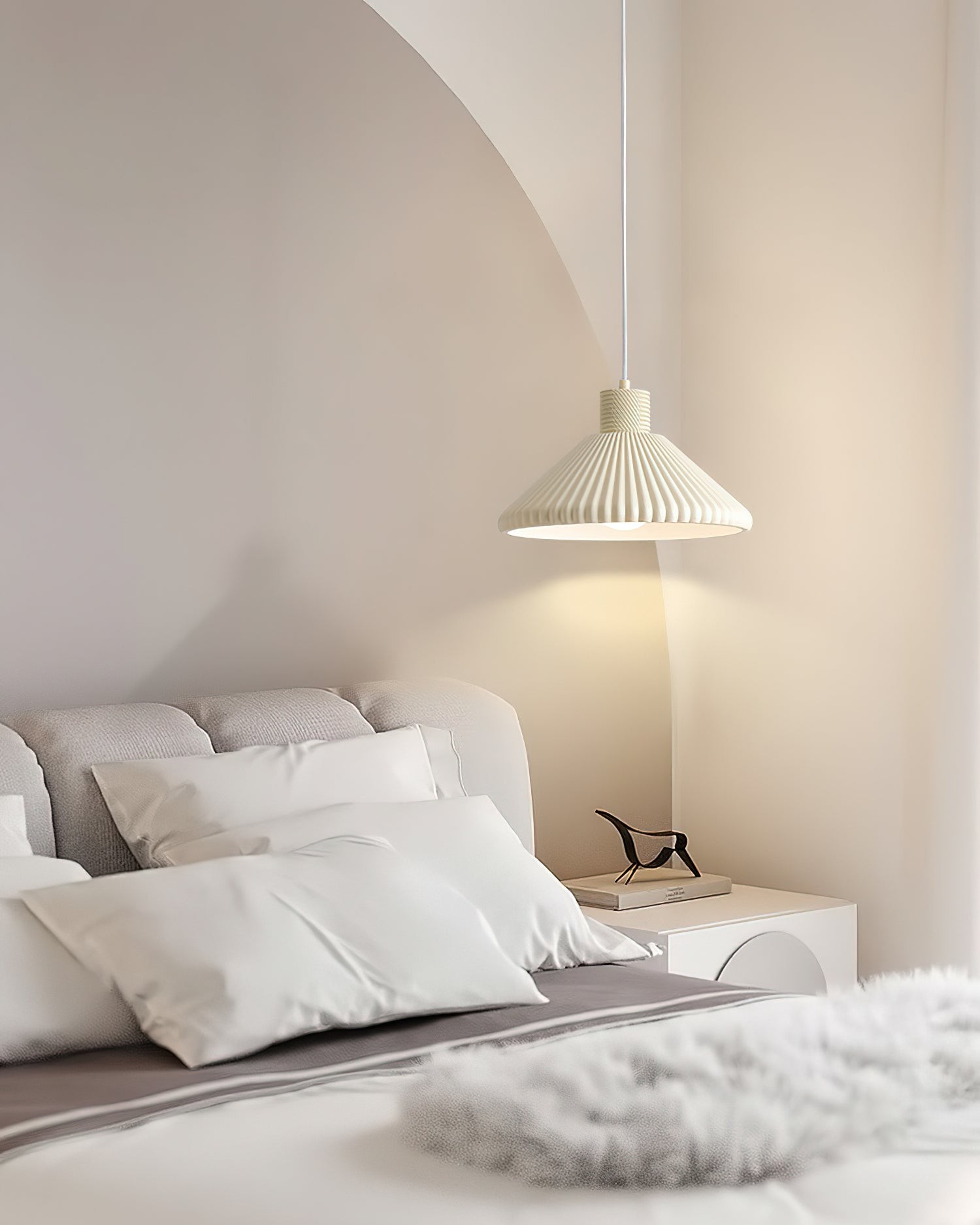 Kremowa lampa wisząca używana obok łóżka