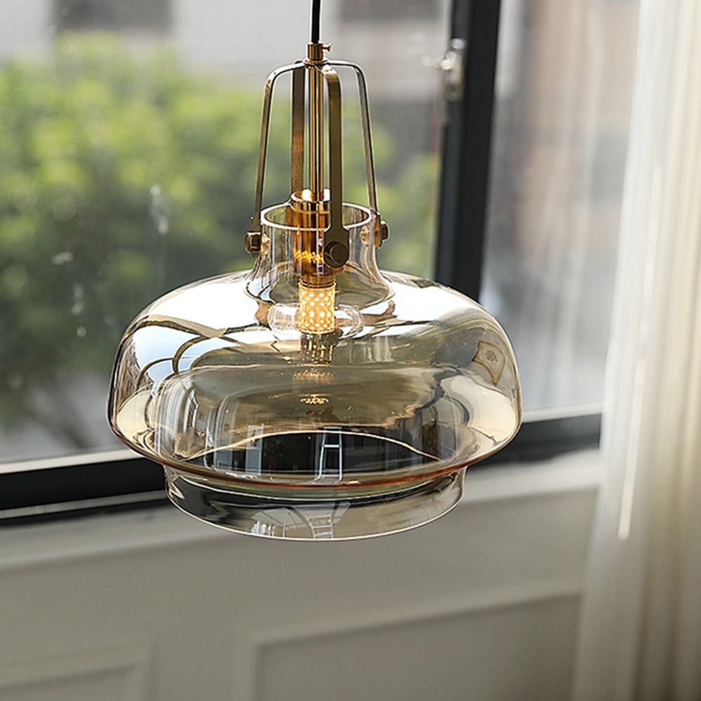 Lampa wisząca wisząca przed oknem