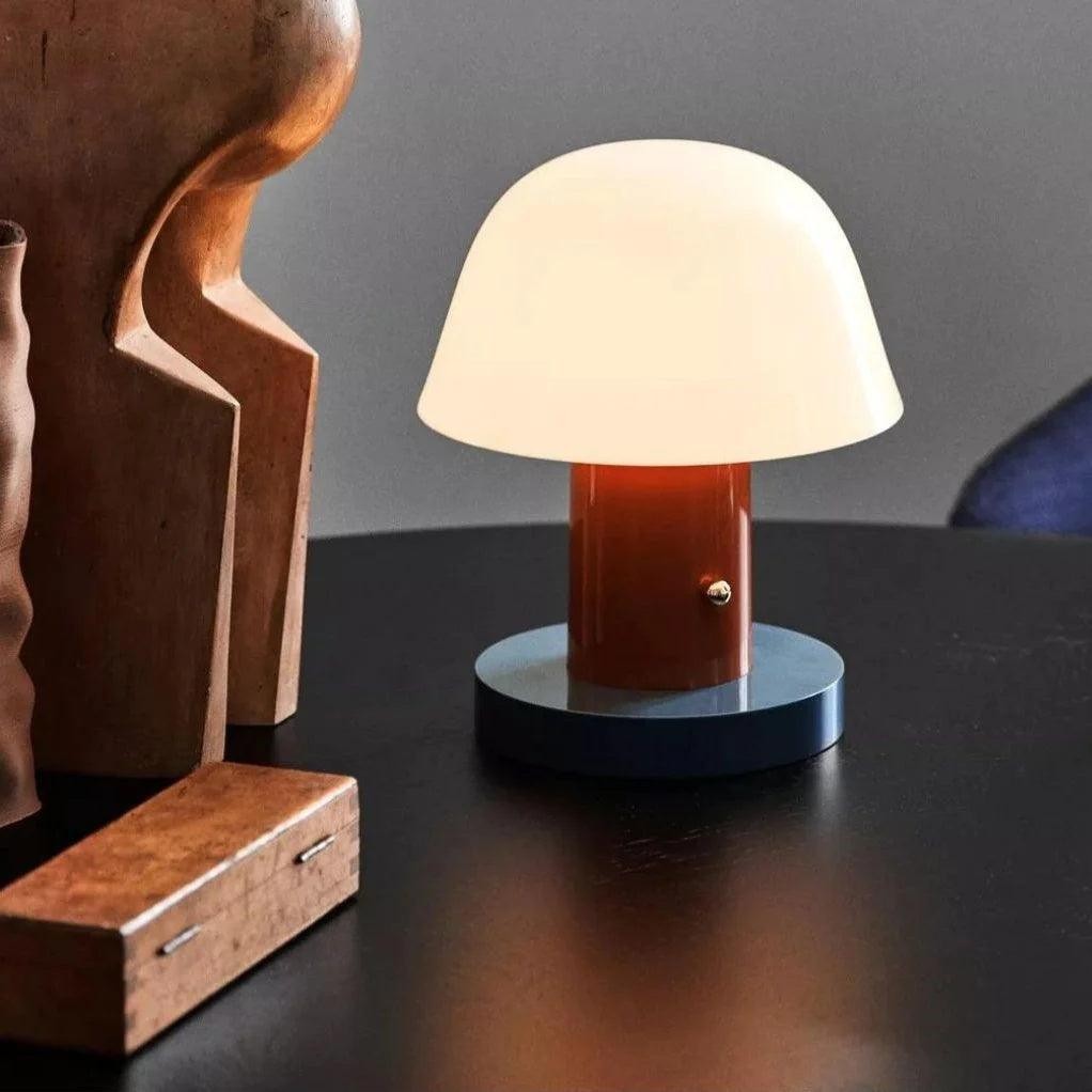Sopplignende trådløs lampe på et mørkt bord