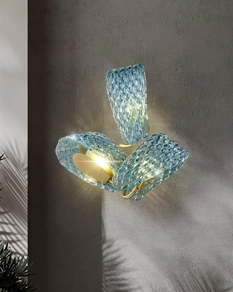 Kinkiet Blue Ribbon oświetlony na teksturowanej ścianie