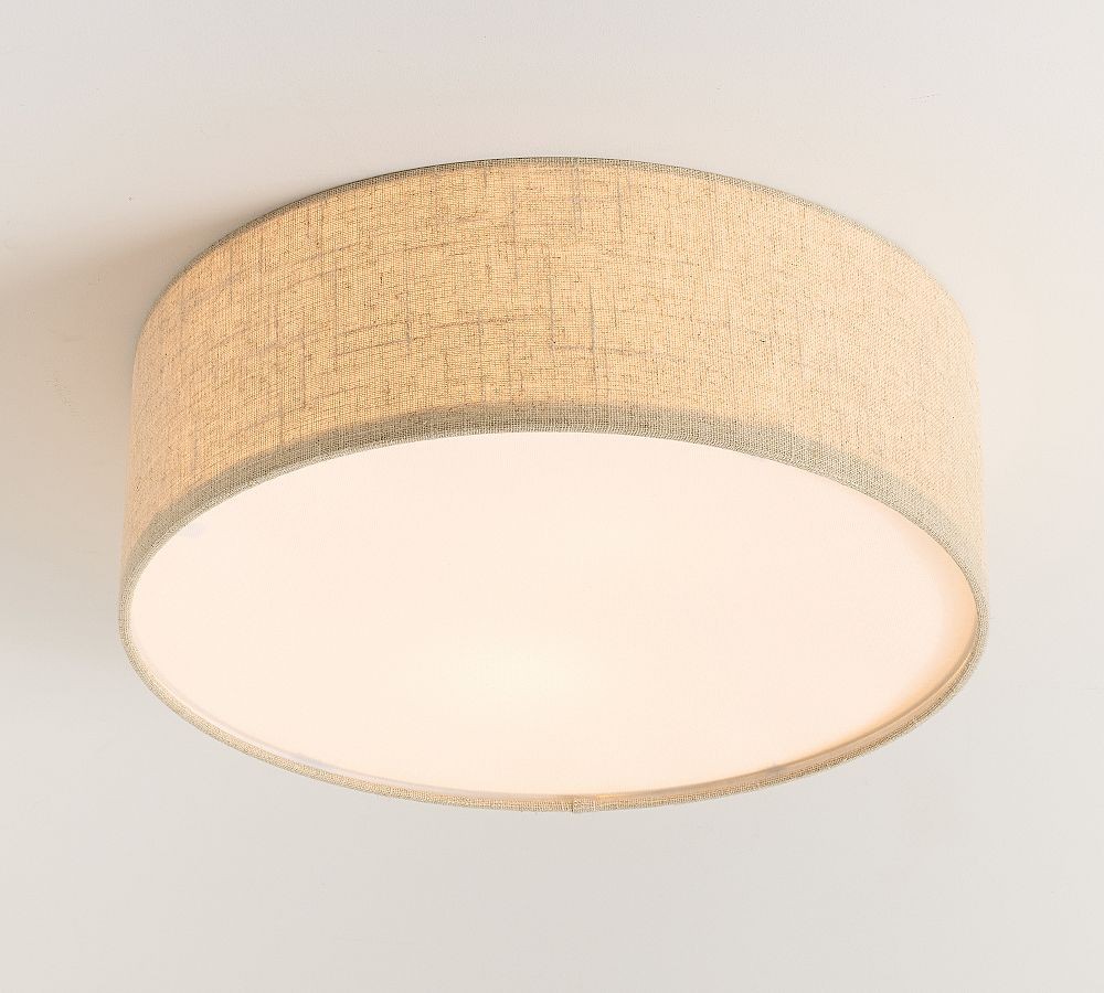 Plafonnier Dumora en lin beige sur un plafond et un mur simples.