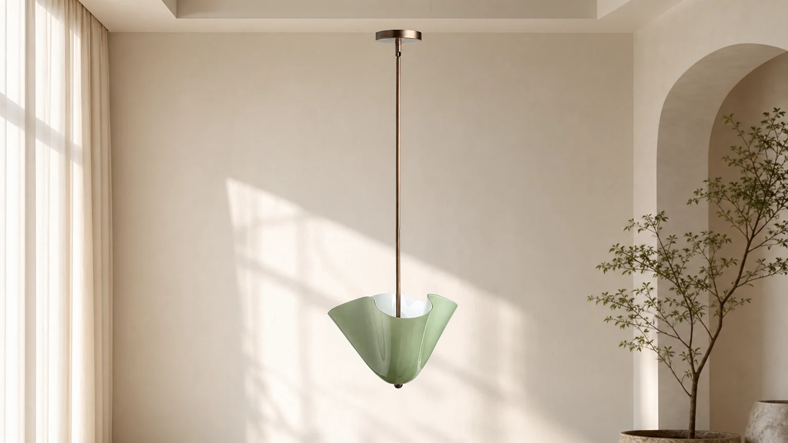 Lampa wisząca z kolorowego szkła Bellina Radner w nowoczesnym wnętrzu